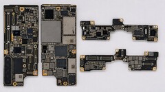 Az állítólagos iPhone Ultra összecsukható készülék alaplapja; a kép valószínűleg AI segítségével lett szerkesztve