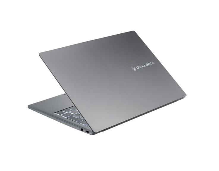 A laptop ezüstszínű és minimalista kialakítású.