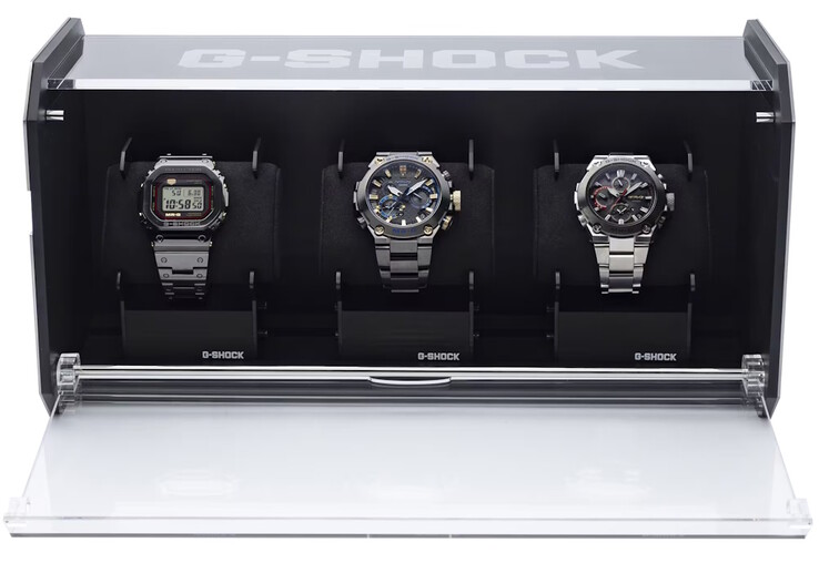 Az acél G-Shock vitrinben három óra fér el, a napelemes töltéshez átlátszó teteje van. (Kép forrása: Casio)