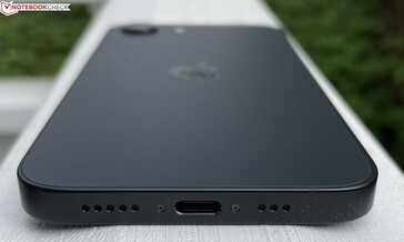 Alul: mikrofonok, USB-C 2.0, hangszóró (kép forrása: Manuel Masiero)