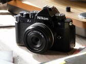 A Nikon jelentős firmware-frissítéssel kedveskedik retro full-frame fényképezőgépének (Kép forrása: Nikon)