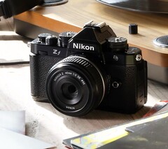 A Nikon jelentős firmware-frissítéssel kedveskedik retro full-frame fényképezőgépének (Kép forrása: Nikon)