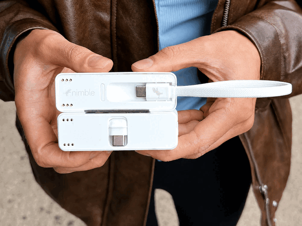 A Sharepower hordozható töltő beépített kábellel és összecsukható USB-C csatlakozóval rendelkezik.