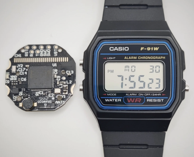 Az Ollee PCB a Casio F-91W mellett. (Kép forrása: OlleeWatch)