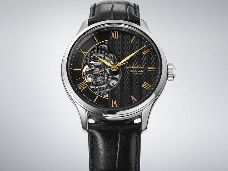 A Seiko Presage Japanese Garden HCB008 modell szögből látható, rozsdamentes acél tokjával, fekete számlapjával és fekete bőr szíjával.