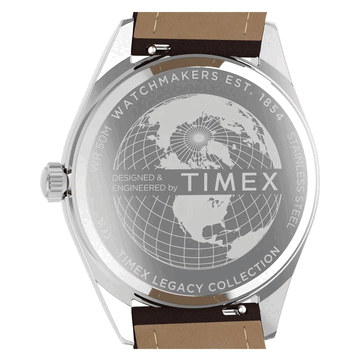 A Timex Legacy Day and Date hátulnézete, amelyen a rozsdamentes acél hátlap látható földgömbgravírozással, Timex márkajelzéssel és barna bőrszíjjal.
