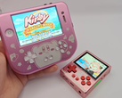 A módosított iPhone 4S (balra) és a GKD Pixel 2 (jobbra). (Kép forrása: u/Retr0ddicted via r/SBCGaming)