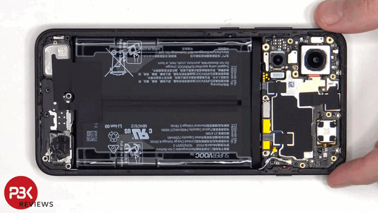 OnePlus 15R bontás. (Kép forrása: PBKreviews)