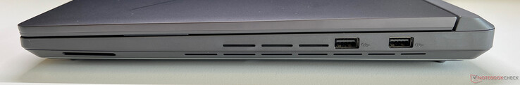 Jobbra: 2x USB-A 3.2 Gen.2 (10 Gbit/s)