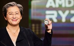 Lisa Su, az AMD vezérigazgatója bemutatja a Ryzen processzort. A 2025-ös fizetését 33 millió dollárra emelték. (Kép forrása: AMD)