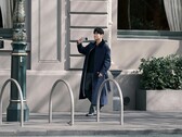 Az interneten keringő fotón egy Jay Chou-ra hasonlító férfi látható, aki egy még meg nem jelent vivo mobiltart a kezében, valószínűleg az X500 Pro Max modellt.