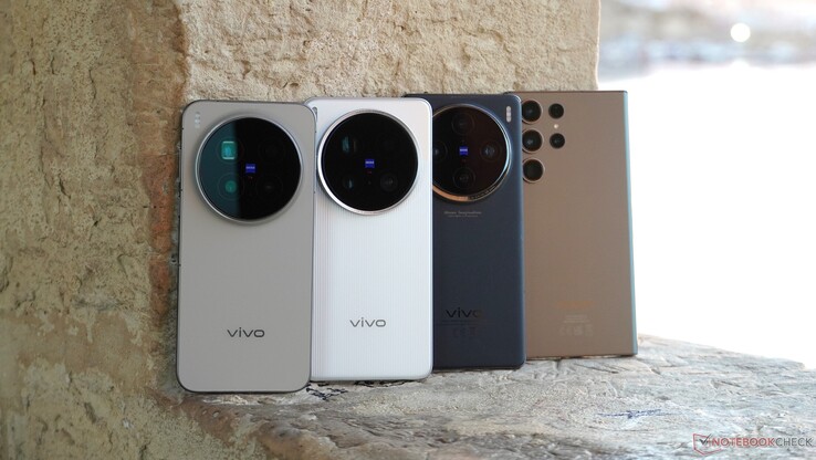 A négy tesztjelölt az utazótáskámban a ciprusi és máltai utazáson: három Vivo zászlóshajó és egy hároméves Samsung zászlóshajó.