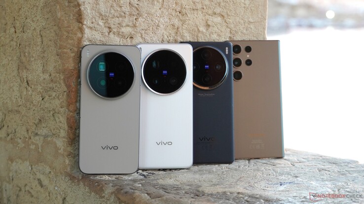 A négy tesztjelölt az utazótáskámban a ciprusi és máltai utazáson: három Vivo zászlóshajó és egy hároméves Samsung zászlóshajó.