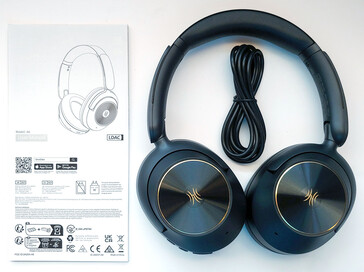 A csomag tartalma a Focus A6 fejhallgatót, az USB-C audio-/töltőkábelt és a felhasználói kézikönyvet tartalmazza. (Kép forrása: Notebookcheck)