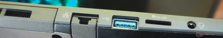 balra: RJ45-LAN, USB-A, microSD, audio