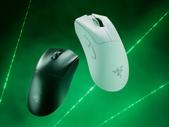 A Razer DeathAdder V4 Pro játékegér fekete és fehér színben (Kép forrása: Razer)