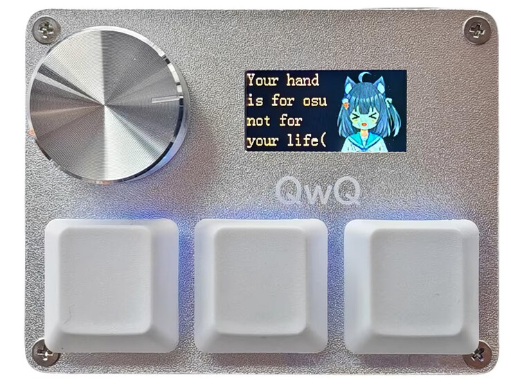 A SayoDevice O3C előlapja, három fehér billentyűzettel, csiszolt fém gombokkal