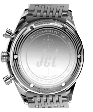 A Timex Marlin Jet Chronograph hátsó nézete, amelyen látható a rozsdamentes acél hátlap, a koncentrikus körökből álló díszítés, a gravírozott jelölések és a Jet logó.