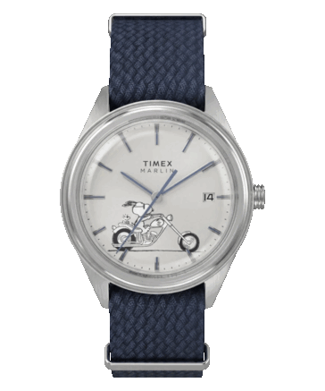 A Peanuts x Timex Marlin Jet Automatic Easy Rider karóra elölnézete: ezüstfehér számlappal, amelyen Snoopy motorkerékpáron ül, kék óramarkerekkel és mutatókkal, domború Hesalite üveggel,