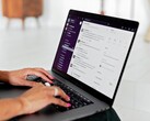 Kezek gépelnek egy laptopon, amelyen egy csevegőalkalmazás van megnyitva