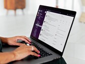 Kezek gépelnek egy laptopon, amelyen egy csevegőalkalmazás van megnyitva