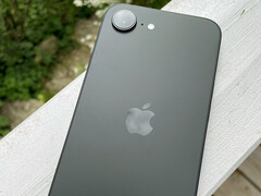 A Apple iPhone 16e. (Kép forrása: Notebookcheck/Manuel Masiero)
