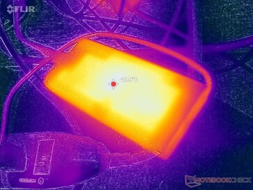 A hálózati adapter 47 C fölé emelkedik igényes terhelés esetén