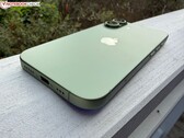Közelkép a zöld iPhone 17-ről, amely az USB-C töltőportot és a kameramodult mutatja (Kép forrása: Notebookcheck)
