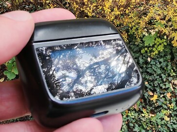 A töltő tok hajlamos arra, hogy bizonyos fényviszonyok mellett kissé tükröződjön (Kép forrása: Notebookcheck)