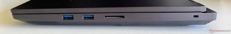 Jobbra: 2x USB-A 3.2 Gen 1 (5 GBit/s), SD kártyaolvasó, Kensington NanoSaver Lock