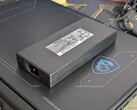Az MSI laptop játék közben akár 250 W-ot is felvehet, annak ellenére, hogy maga a hálózati adapter névleges teljesítménye csupán 240 W.