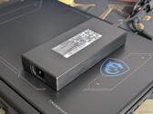 Az MSI laptop játék közben akár 250 W-ot is felvehet, annak ellenére, hogy maga a hálózati adapter névleges teljesítménye csupán 240 W.