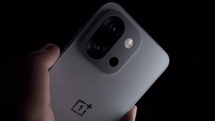 A OnePlus 13T, egy kompakt zászlóshajó telefon, amely az év elején jelent meg. (Kép forrása: OnePlus)