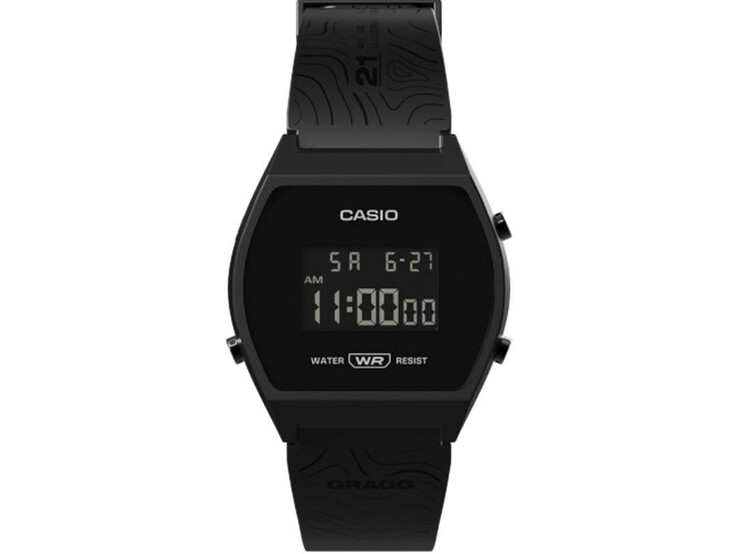 A Casio x GRAGG LW-204GRAGG-1BDF digitális karóra elölnézete, fekete műanyag tokban és mintás szíjjal.