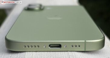 Alul: hangszóró, USB-C 2.0, mikrofon