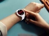 A Huawei Watch 6 Pro opcionálisan fehér kerámia tokban is kapható.