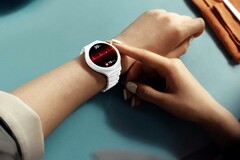 A Huawei Watch 6 Pro opcionálisan fehér kerámia tokban is kapható.