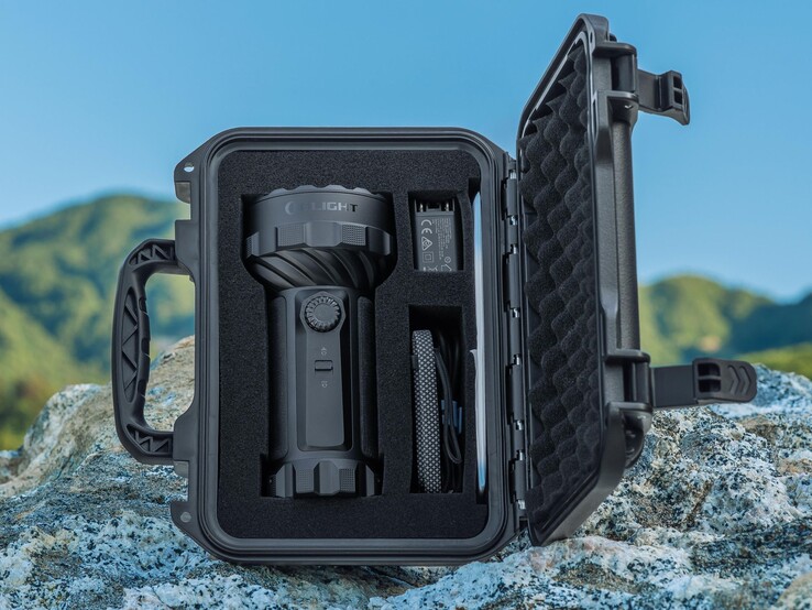 Az Olight Marauder 3-hoz tartozik egy tárolótok a zseblámpához és a kiegészítőkhöz.