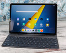 A Poco Pad M1 256 GB tárhellyel kapható. A képen: a tablet a billentyűzet tartozékkal. (Kép forrása: Notebookcheck)