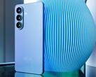 Az Apple iPhone 17 és a képen látható Galaxy S26 is a prémium okostelefonok trendjének haszonélvezői közé tartoznak
