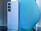 Az Apple iPhone 17 és a képen látható Galaxy S26 is a prémium okostelefonok trendjének haszonélvezői közé tartoznak