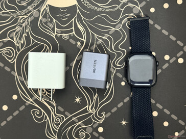 Az Ugreen Nexode Air 65 W méretének összehasonlítása az „ Apple ” karórával és egy 18 W-os töltővel