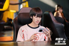 Egy e-sport rajongó egy zászlóshajó iQoo okostelefonnal a ChinaJoy 2025 rendezvényen. (Kép forrása: iQoo)