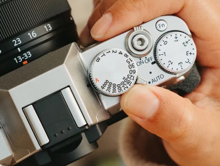 A Fujifilm X-T30 III fényképezőgép tetején a központi felugró vaku mellett közvetlen vezérlőtárcsák találhatók. (Kép forrása: Fujifilm)