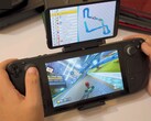 A Steam Deck a Retroid kétképernyős kijelzőjét használja a Mario Kart játékhoz, a verseny a főképernyőn, a pályatérkép pedig a másodlagos képernyőn jelenik meg. (Kép forrása: GameXData via YouTube)