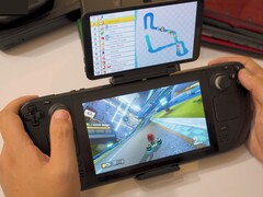 A Steam Deck a Retroid kétképernyős kijelzőjét használja a Mario Kart játékhoz, a verseny a főképernyőn, a pályatérkép pedig a másodlagos képernyőn jelenik meg. (Kép forrása: GameXData via YouTube)