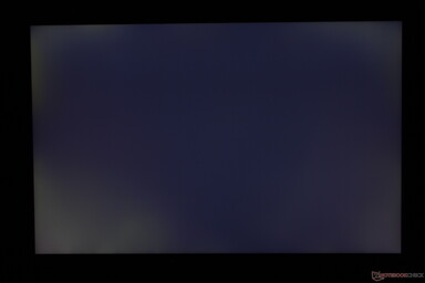 Mérsékelten egyenetlen háttérvilágítás a sarkok mentén