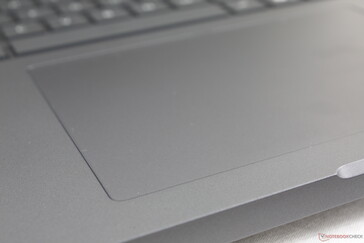 13.4 x 9 cm-es clickpad csendes és egy kicsit puhább a hangja