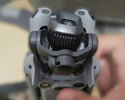 A DJI Mini 5 Pro és egy közeli kép az új, 1 hüvelykes típusú kameraérzékelőről és a gimbal rendszerről. (Kép forrása: via Mauro Tandoi)