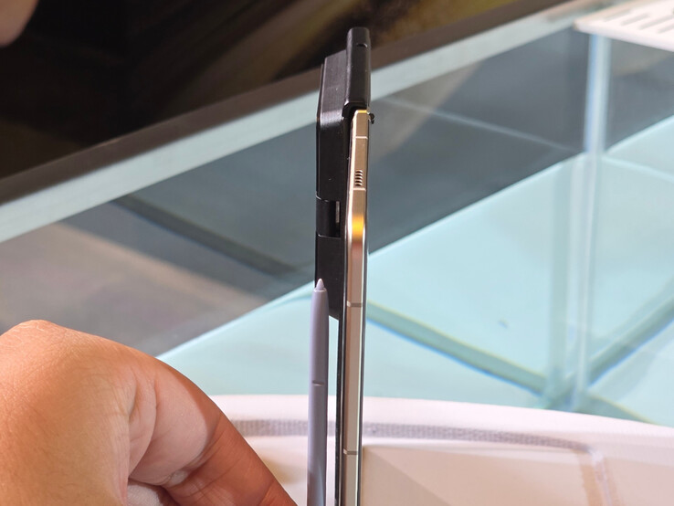 A Honor Magic V5 egy Samsung S Pen mellett. (Kép forrása: Weibo)